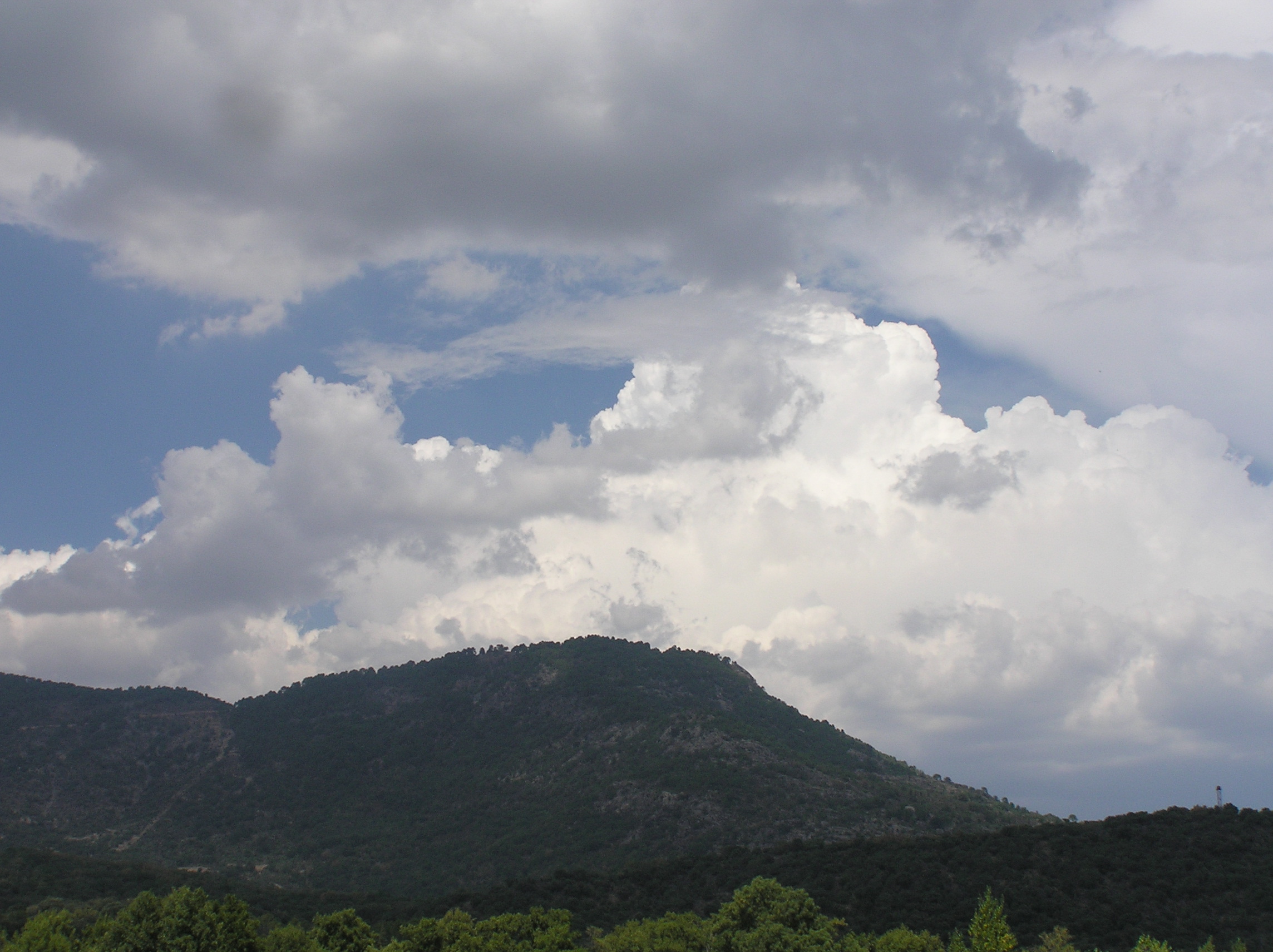 cerro guisando con nubes de evolución 310814